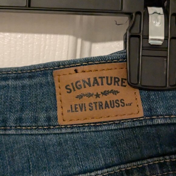 Signature Levis Strauss mid rise slim straight leg jeans size 8 (W29,L30) - Picture 3 of 3